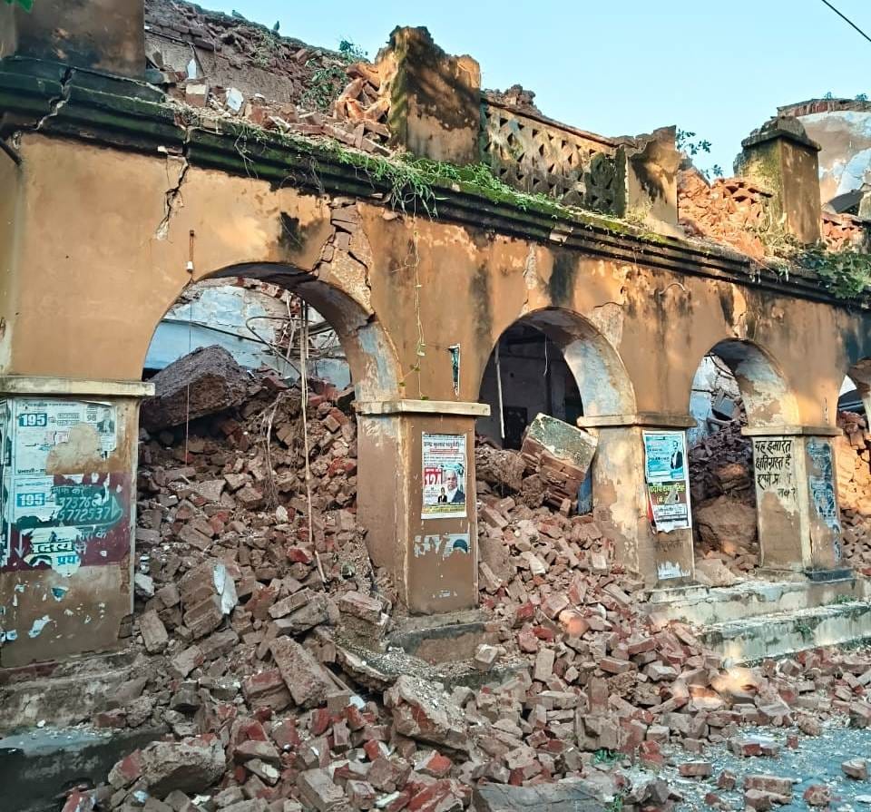 Part of Tai Bai's ancient palace collapsed in the rain.