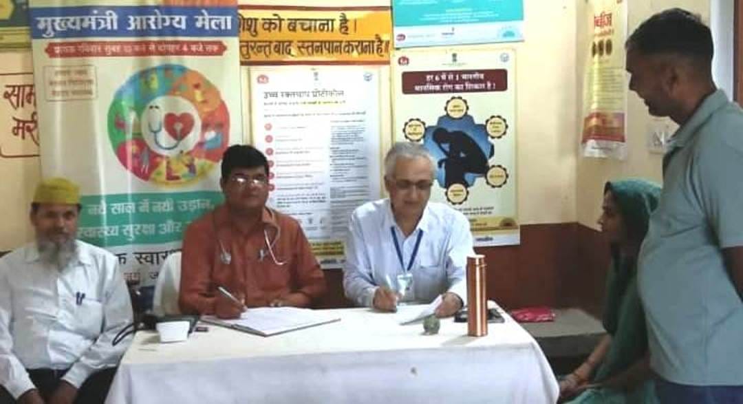 फोटो-39-पीएचसी शेखपुर बुजुर्ग में मरीजों को देखते डॉक्टर। स्रोत-विभाग