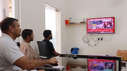 फोटो-57:  प्रधानमंत्री के ‘मन की बात’’ कार्यक्रम को सुनते एचओए उपाध्यक्ष अनिल खत्री।