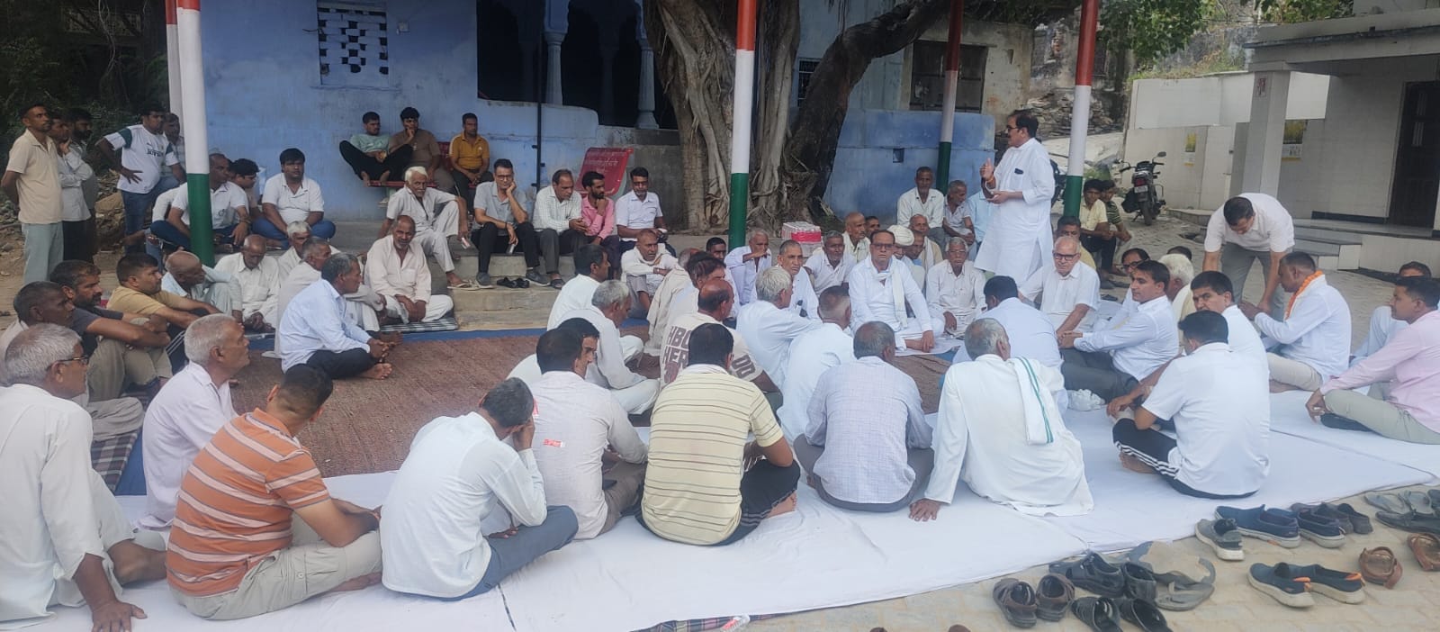 फोटो 7 सामाजिक कुरीतियों को लेकर बैठक करते समाज लोग।संवाद