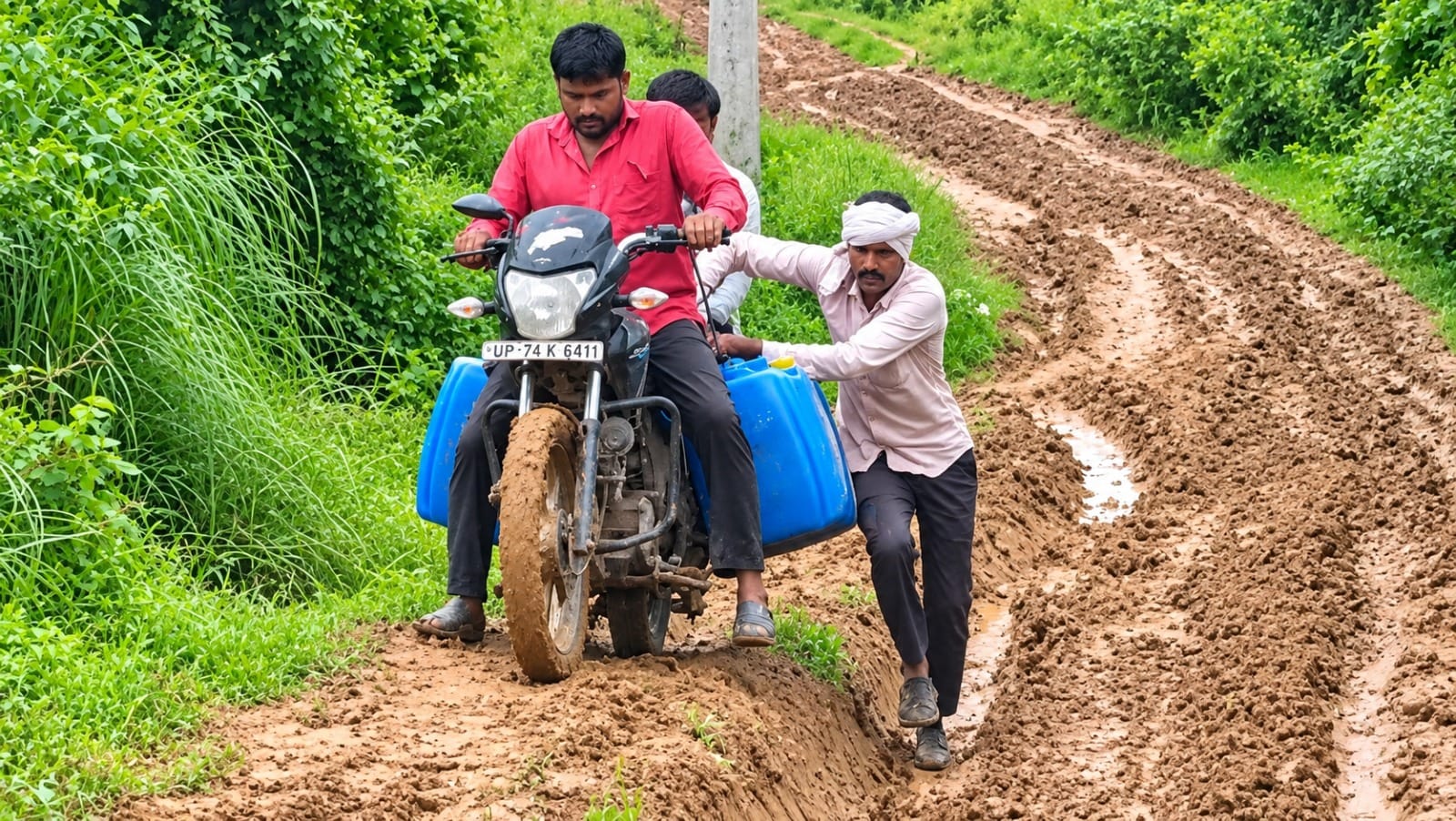 फोटो 7: तेलियन खोड़न गांव में धक्का देकर दूधिया की बाइक निकालते ग्रामीण। संवाद