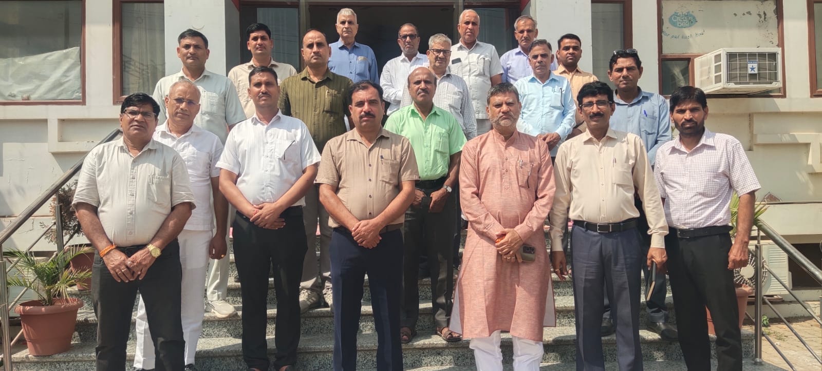 फोटो 8बैठक कर नए  आदेश का विरोध जताते  हरियाणा प्राइवेट स्कूल एसोसिएशन के सदस्य।स्रोत:प्रवक्त