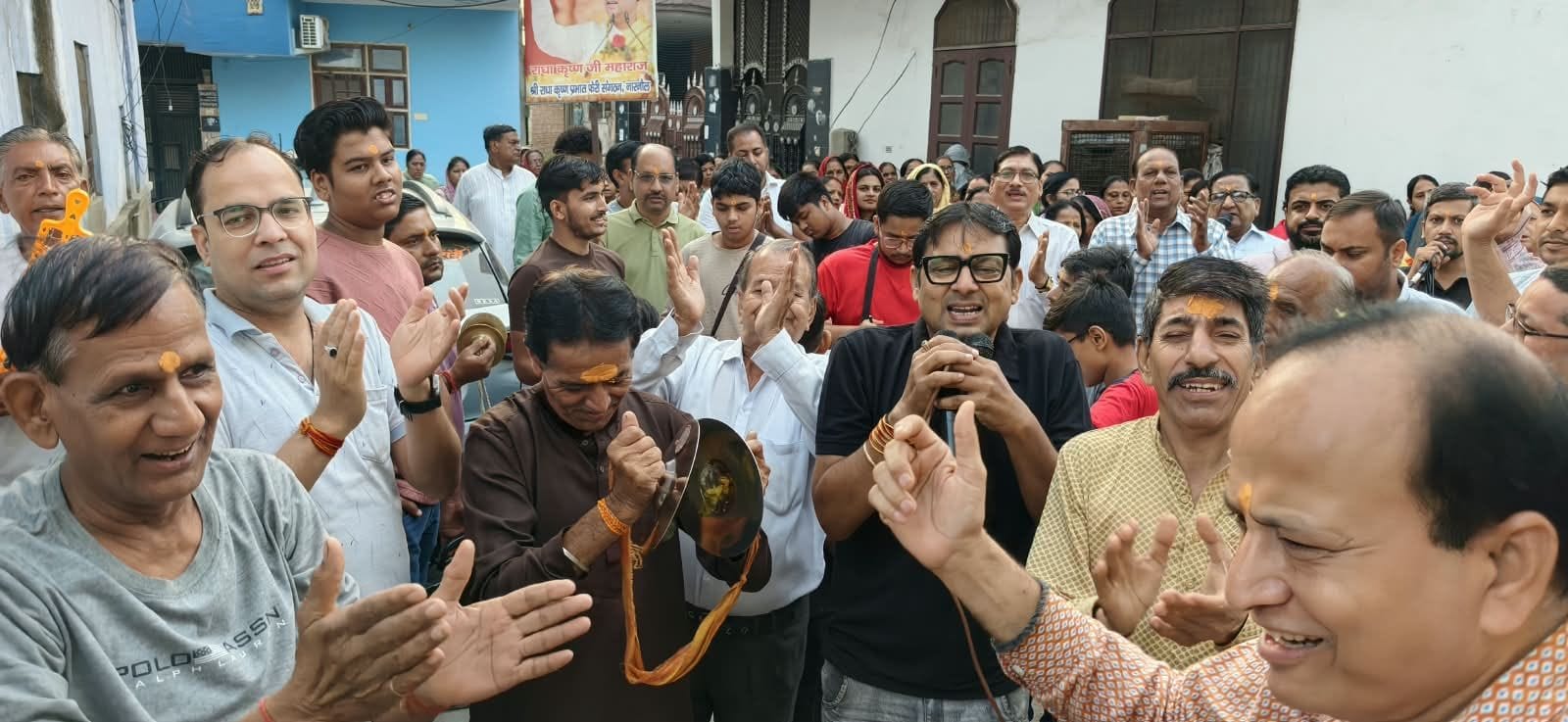 फोटो नंबर-01प्रभात फेरी में भजनों पर झूमते श्रद्धालु। स्रोत: संस्था
