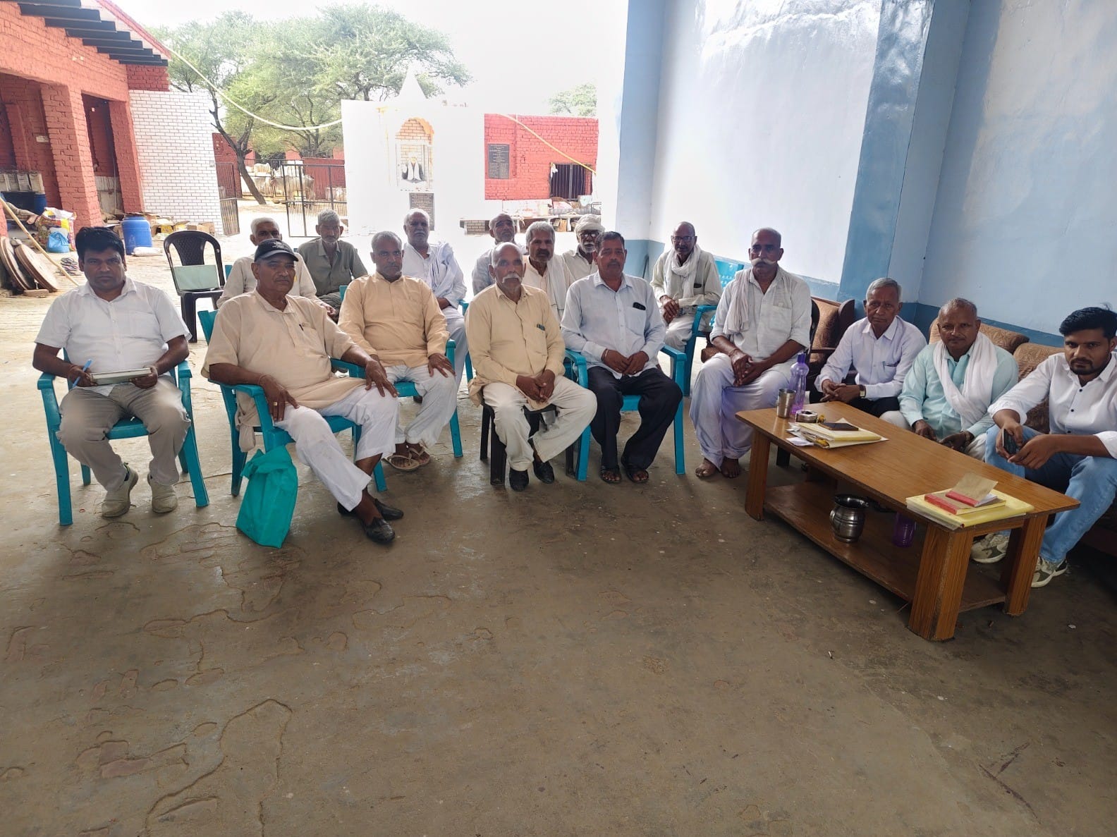 फोटो नंबर- 02गांव बिहाली स्थित गोशाला में आयोजित बैठक में उपस्थित लोग। स्रोत : संस्था
