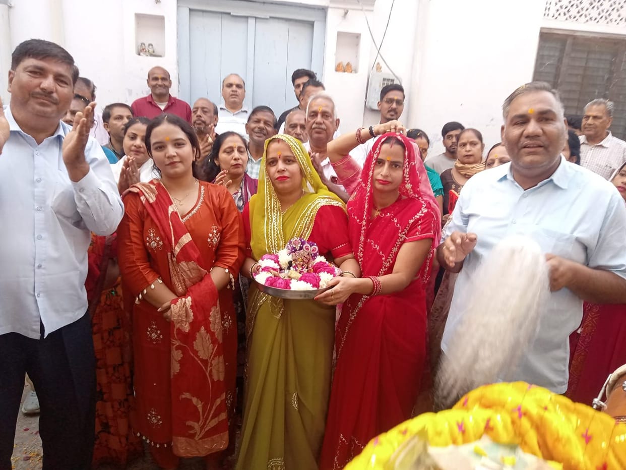 Chants of 'Radha Rani' echoed through the Nalapur neighborhood.
