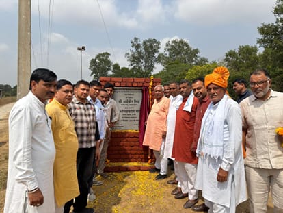 फोटो नंबर-05 गांवों में विकास कार्यों का उद्घाटन करते विधायक ओमप्रकाश यादव। स्रोत: प्रवक्ता