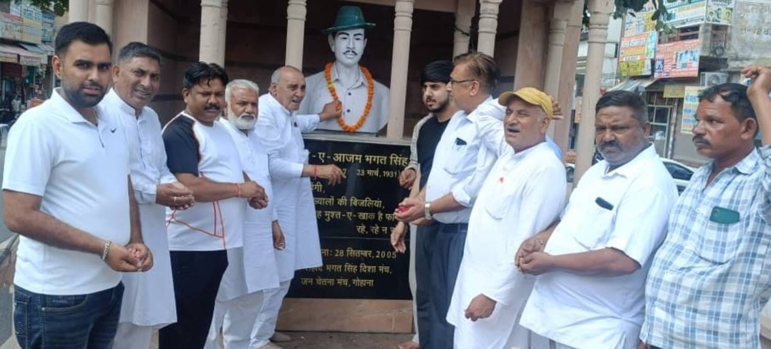 फोटो पुराना बस अड्डा पर शहीद भगत सिंह की प्रतिमा का माल्यार्पण करते हुए पूर्व विधायक जगबीर मलि