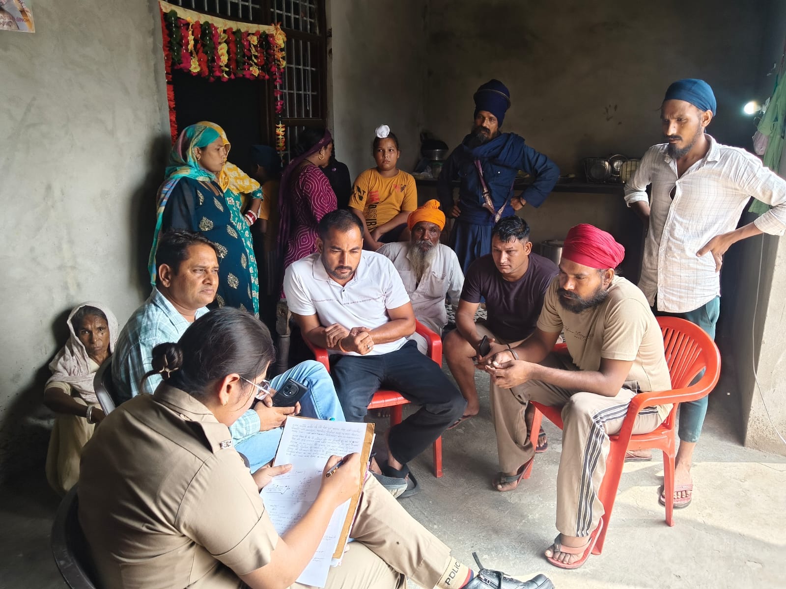 फोटो :: सोनीपत के गांव आनंदपुर में नाबालिग की शादी कराए जाने के बाद जांच करती जिला बाल विवाह नि