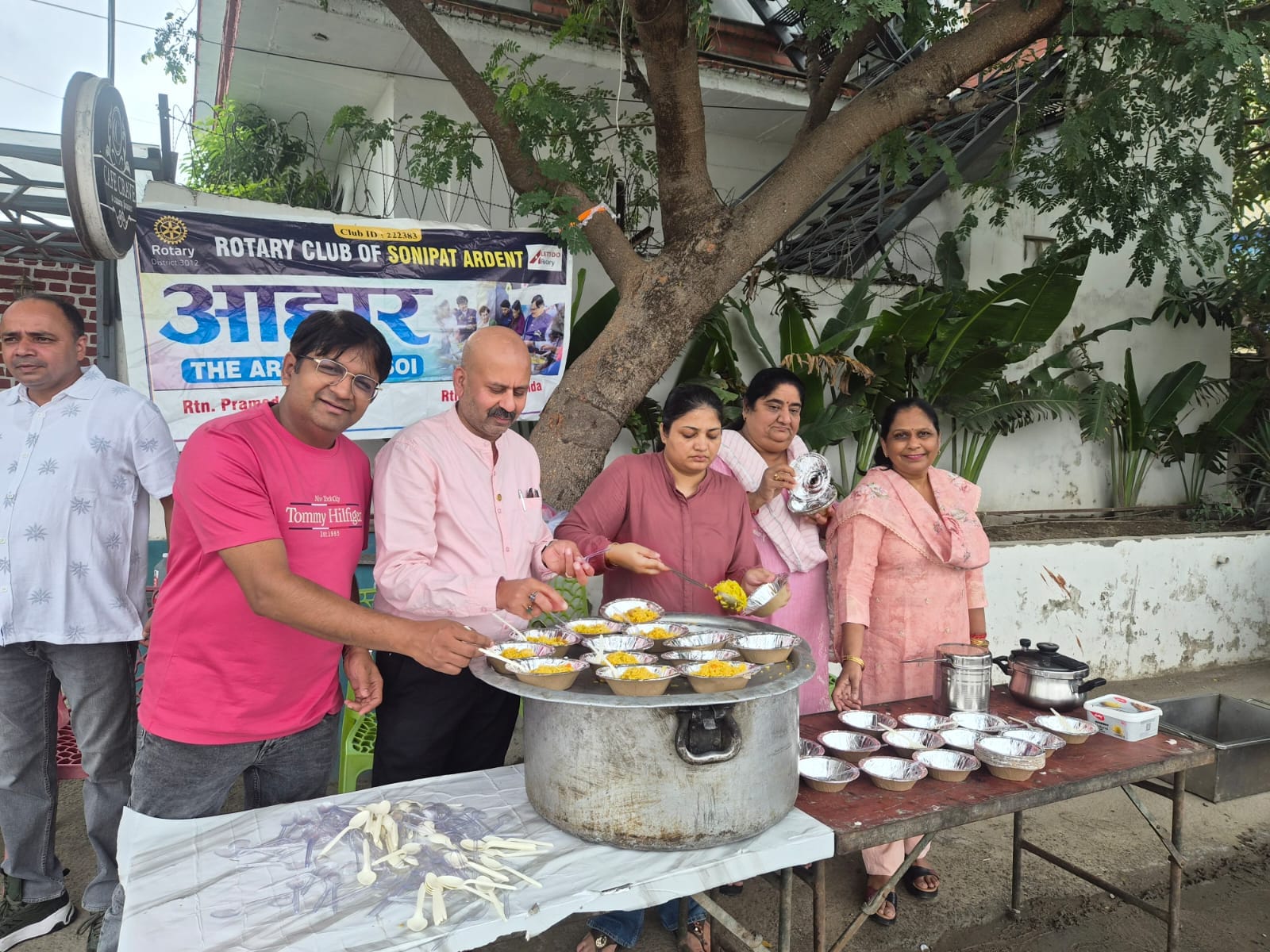 फोटाे: साेनीपत के मुरथल रोड पर आहार वितरण के दौरान रोटरी क्लब ऑफ सोनीपत अर्डेंट के सदस्य। स्रोत
