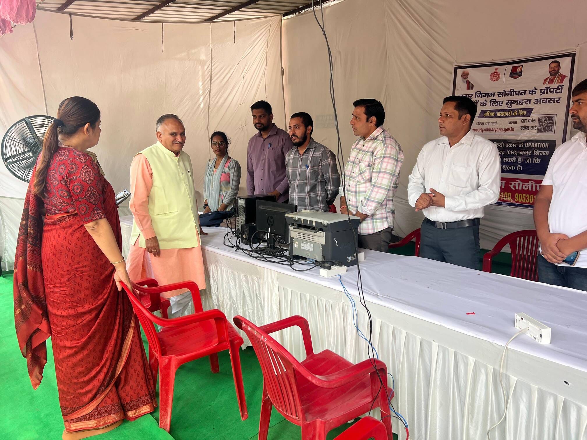 फोटो: सोनीपत नगर  निगम कार्यालय में लगे सेवा सेतु शिविर के दौरान स्टॉल का निरीक्षण करते मेयर र