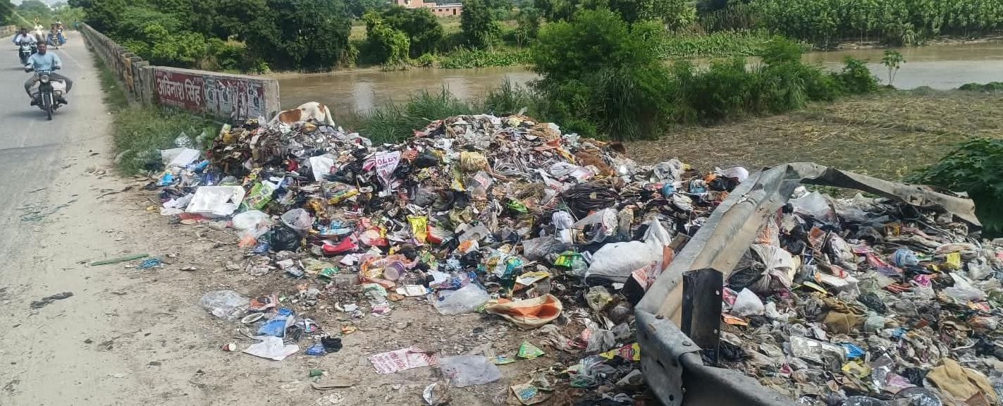 फोटो13कासगंज में अमरपुर काली नदी के पास फैंका गया कूड़ा । संवाद