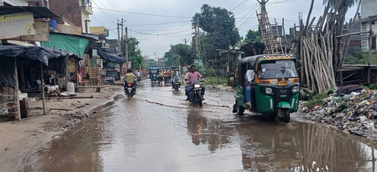 फोटो15कासगंज में सहावर गेट क्षेत्र में मुख्य मार्ग पर हुए जलभराव के बीच से निकलते वाहन ।संवाद