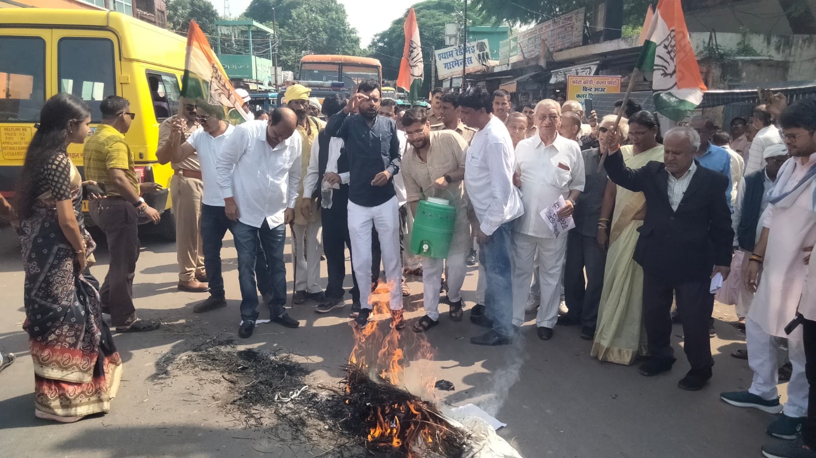 फोटो28एचएएमपी 23- मुख्य निर्वाचन आयुक्त का पुतला फूंककर प्रदर्शन करते कांग्रेसी। संवाद