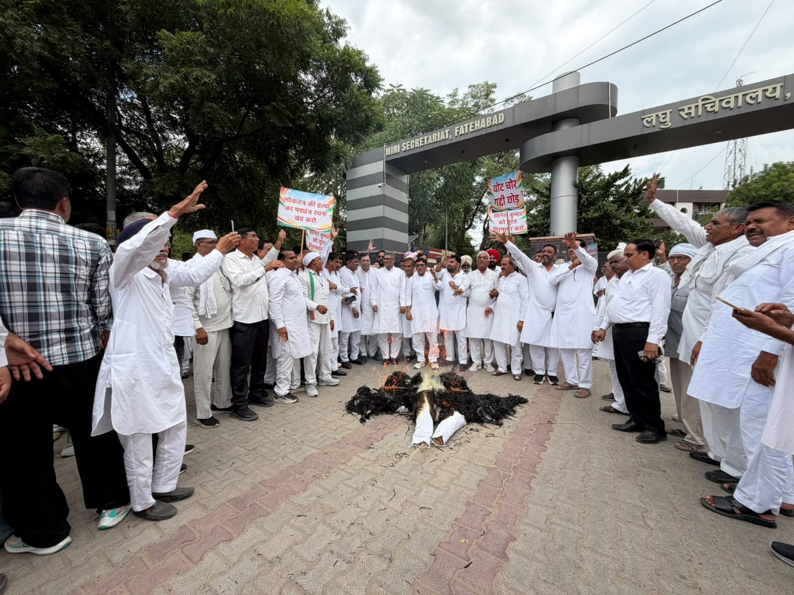 फतेहाबाद। लघुसचिवालय के बाहर मुख्य चुनाव आयुक्त ज्ञानेश कुमार का पुतला फूंकते कांग्रेसी। प्रवक्