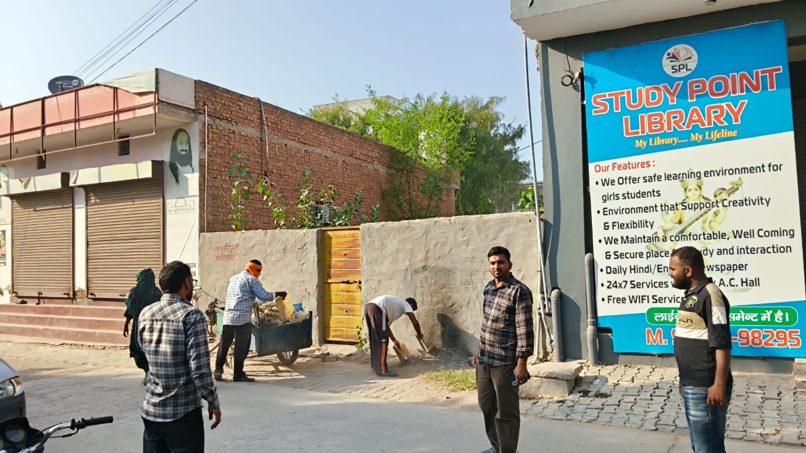 फतेहाबाद में सफाई को लेकर निरीक्षण करते हुए अधिकारी स्त्रोत नगर परिषद