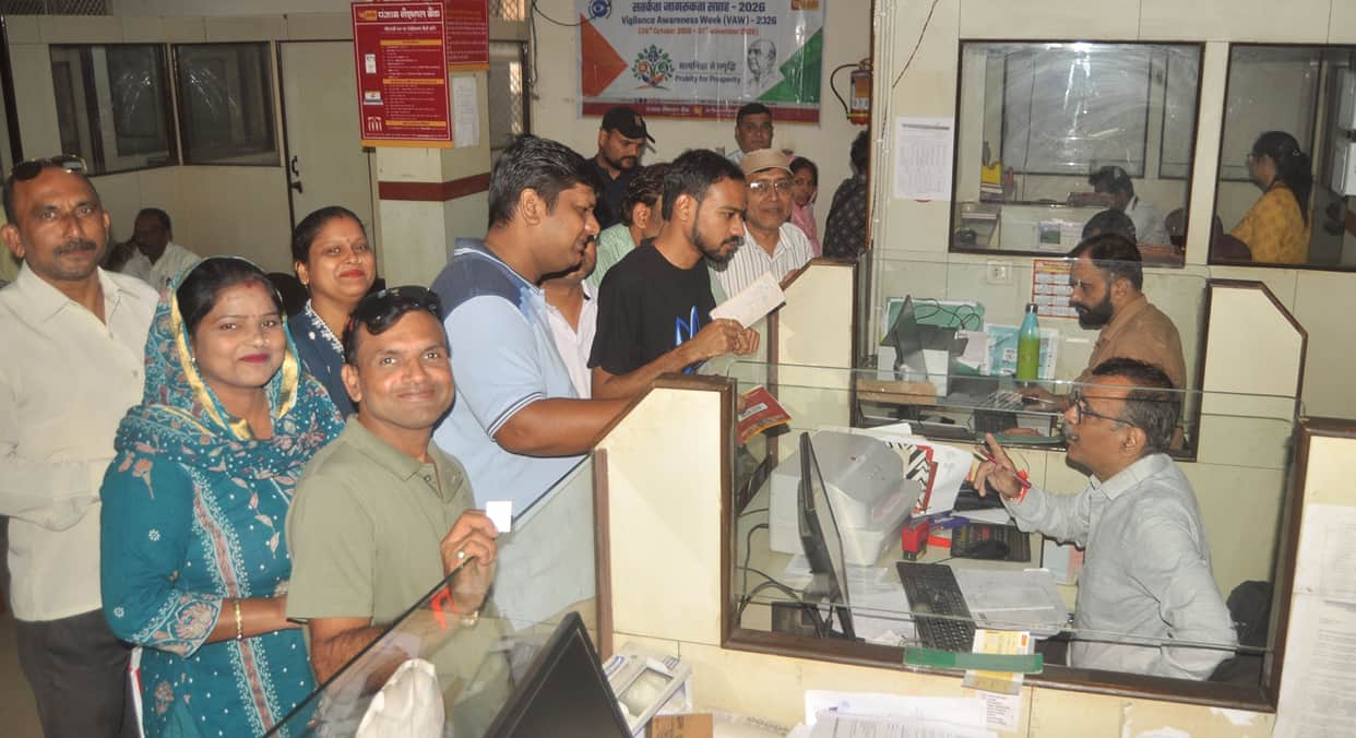 Banks remained open on the holiday; transactions worth approximately 45 crore took place
