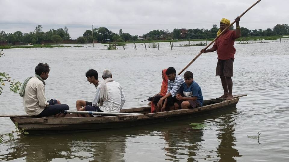 Gomti overflows; water level rising by 1.5 inches every hour... population of 2,500 in distress.
