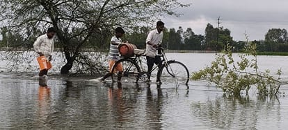 Lucknow: The Gomti river overflowed into homes, parks, and stadiums, flooding Hanuman Dham and Food Valley; ph