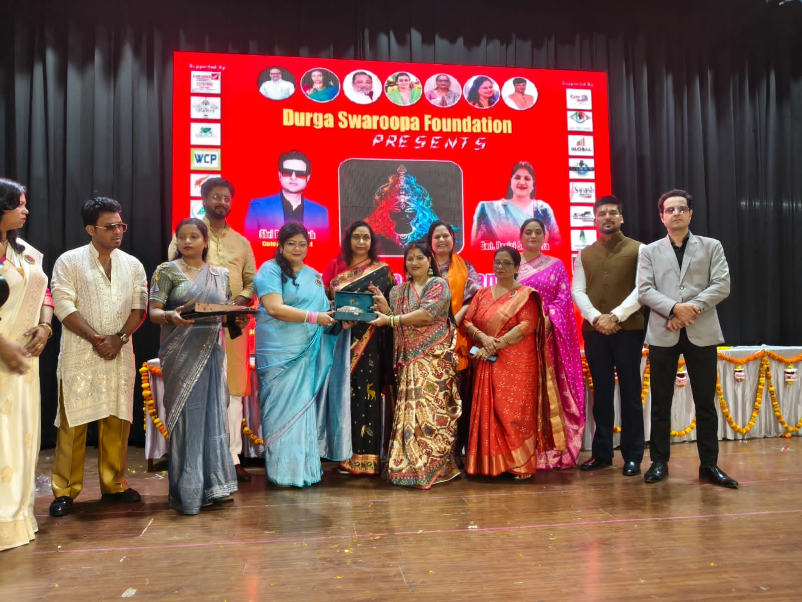 गोमतीनगर के उर्दू अकादमी में आयोजित दुर्गा स्वरूपा सम्मान समारोह में मंच पर मौजूद मंत्री दयाशंक