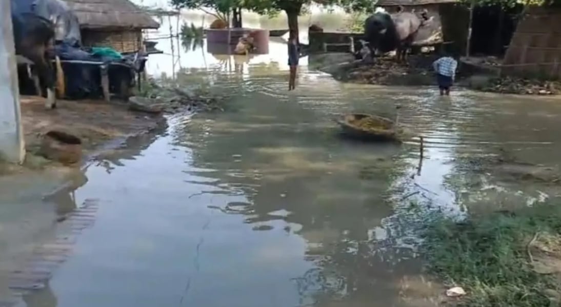 जिले के निचले इलाकों में बाढ़ का खतरा मंडराने लगा है।