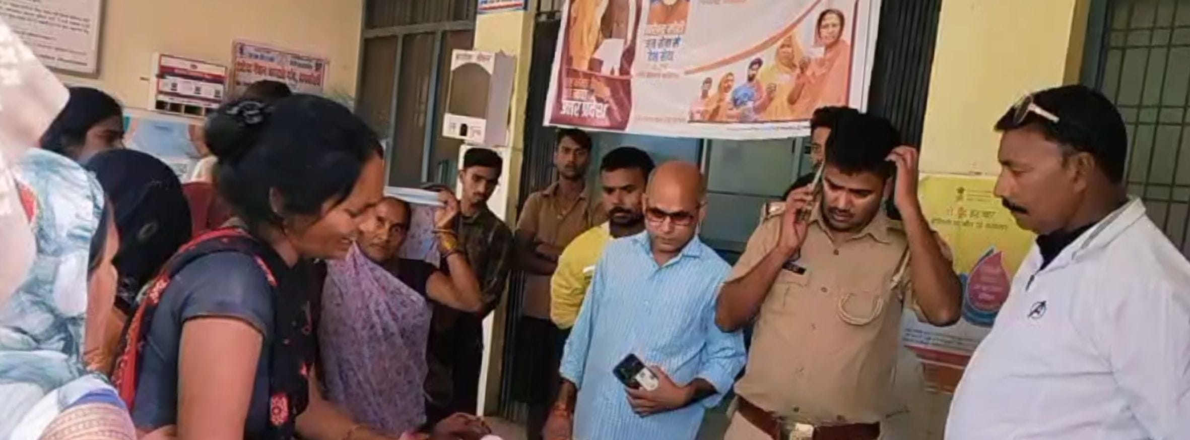 गुरुबख्शगंज थाना क्षेत्र में सड़क हादसे में किशोर की मौत के बाद गमगीन परिजन व जांच करती पुलिस। 