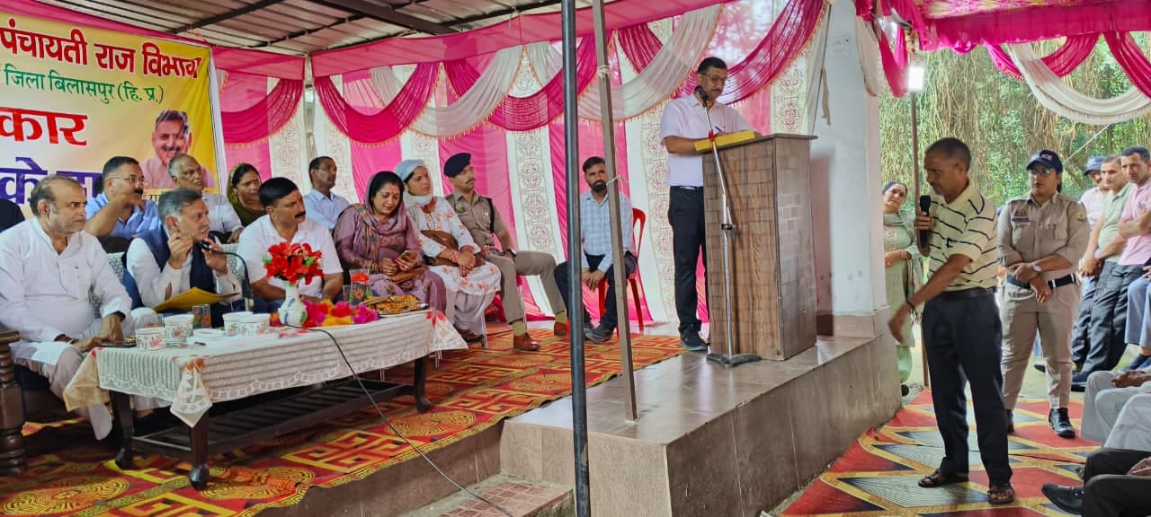 ग्राम पंचायत लद्दा में जन समस्या सुनते मंत्री राजेश धर्माणी। स्रोत: डीपीआरओ