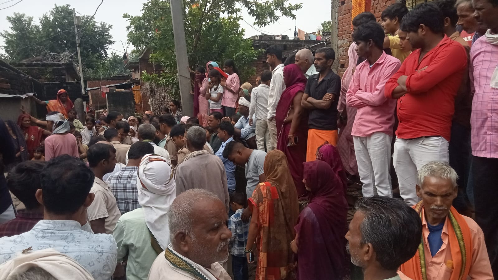 गौरीशंकर और उनकी पत्नी की मौत के बाद घर जुटी भीड़।