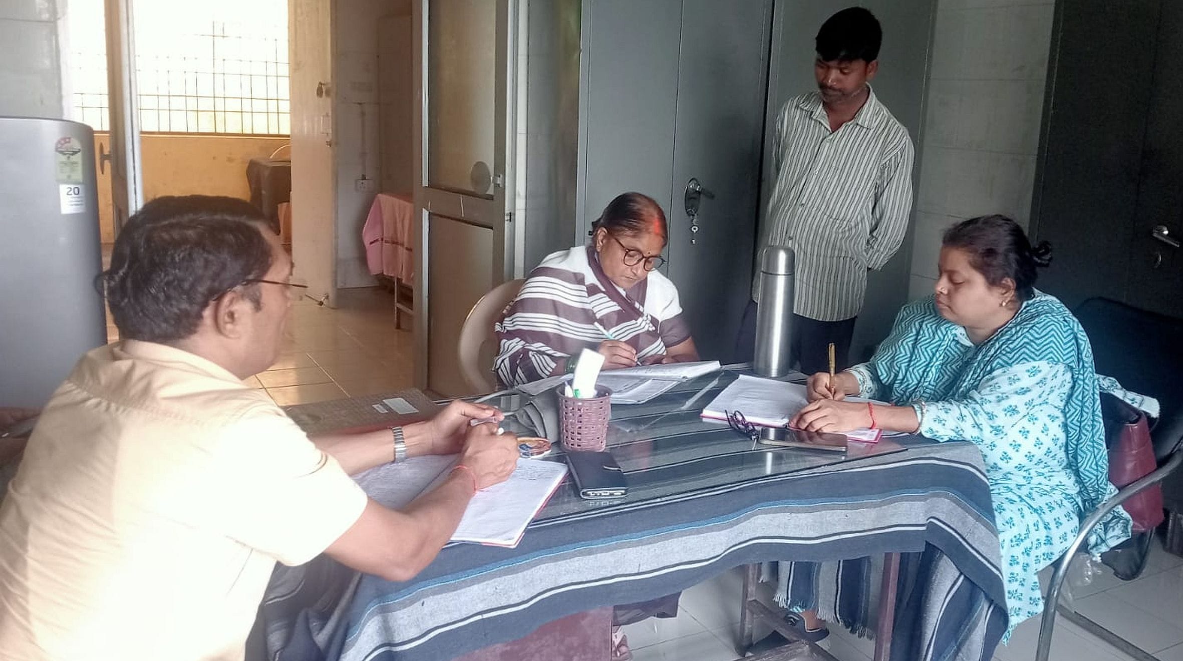 गोसाईगंज पीएचसी पर मरीजों का इलाज करते चिकित्सक। संवाद