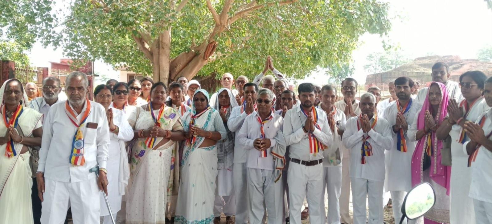  गंध कुटी में प्रार्थना करते बौद्ध अनुयायी।