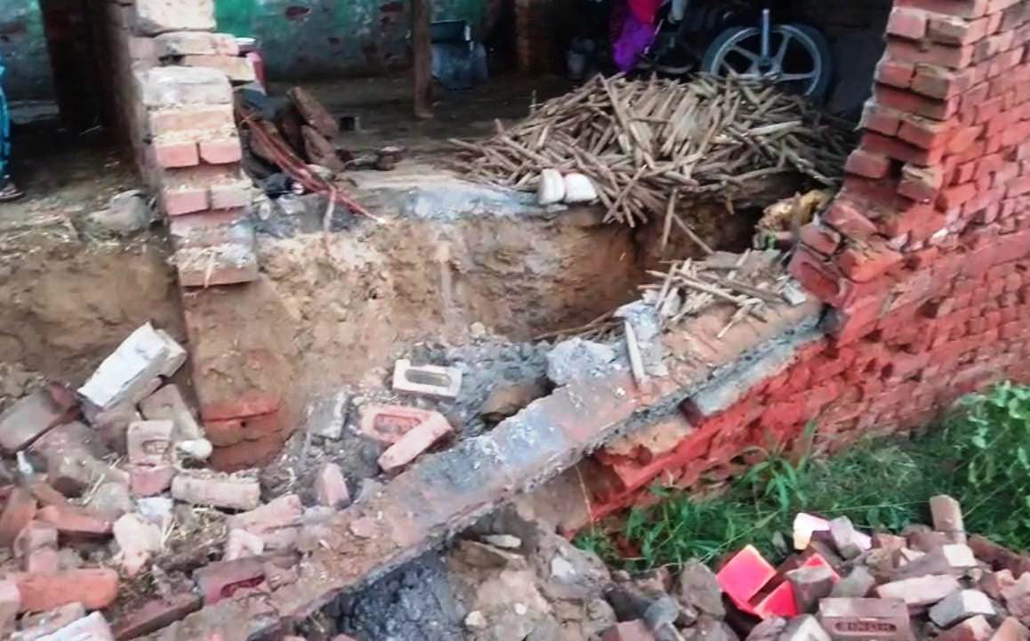 गांव बंगौली में बारिश से गिरी मकान की दीवार। संवाद
