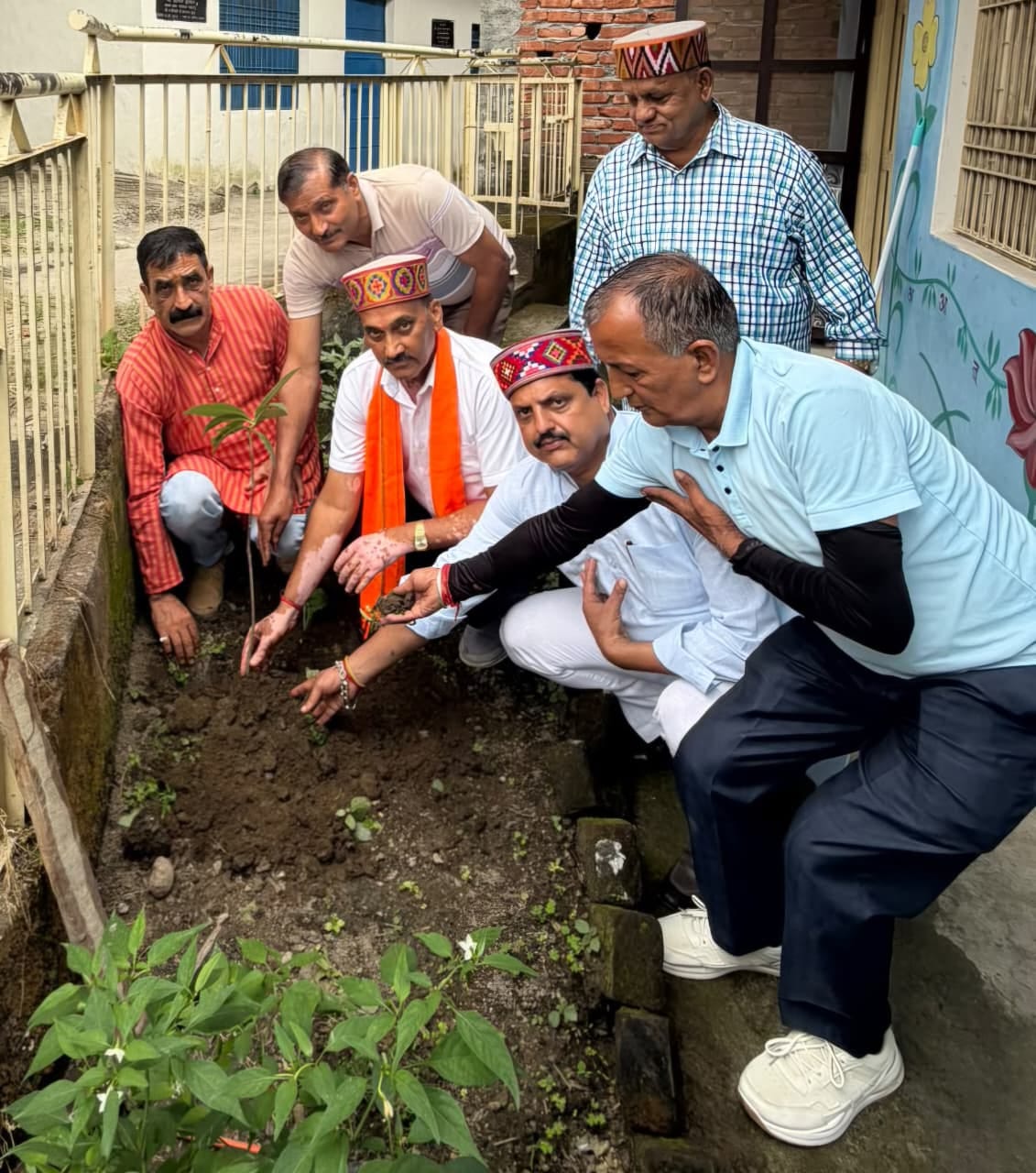 ग्वारड़ू में पौधरोपण करते भाजपा नेता एवं कार्यकर्ता। भाजपा।