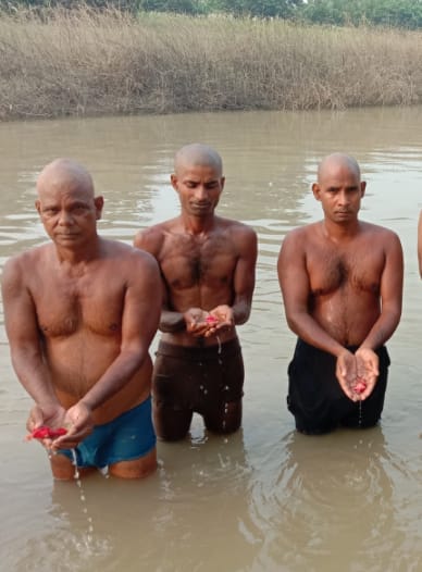 गया पिंडदान करने जाने से पूर्व उजियार गांव के समीप तर्पण करते लोग। जागरूक पाठक