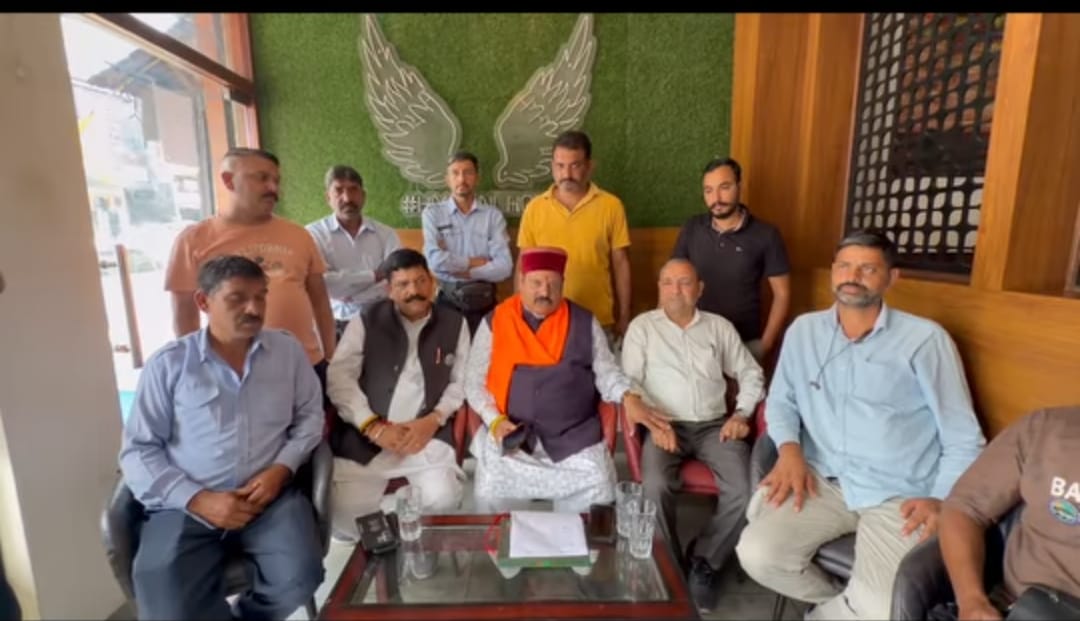 घुमारवीं में आयोजित शिवा टैक्सी यूनियन की की बैठक में मौजूद टैक्सी ऑपरेटर। स्रोत: यूनियन