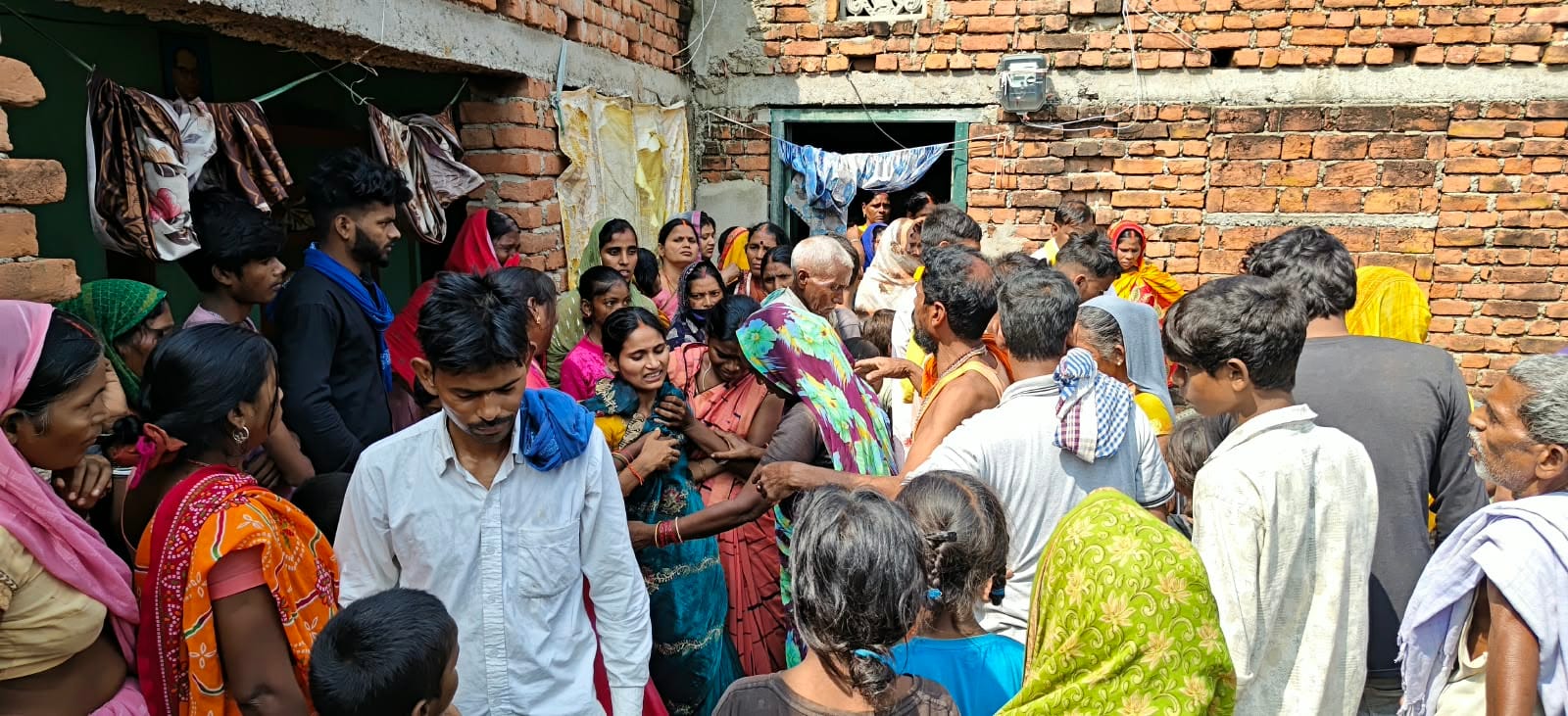 घटनास्थल पर मौजूद भीड़