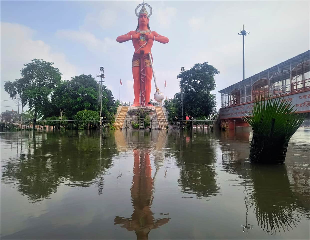 Khannaut River overflows... 24 families stranded in floods rescued.