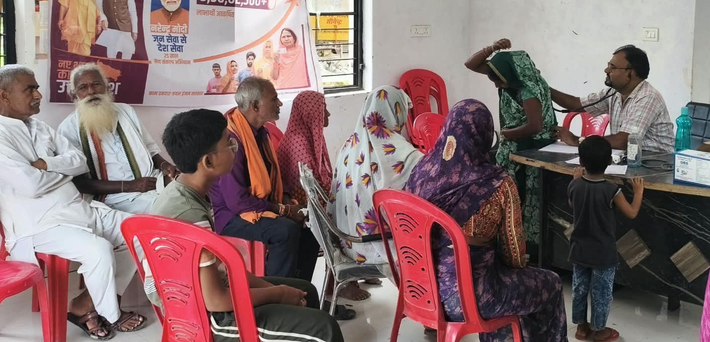 हरदी टीकर प्राथमिक स्वास्थ्य केंद्र में आयोजित आरोग्य मेला में बच्चे का इलाज करते चिकित्सक। 