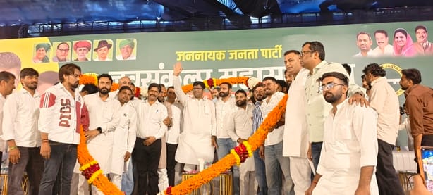 हिसार अग्रसेन भवन में नव संकल्प महासम्मेलन में कार्यकर्ताओं का अभिवादन स्वीकार करते उपमुख्यमंत्