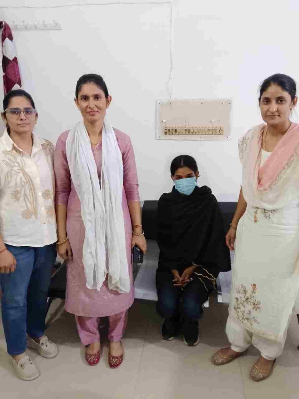 हिसार पुलिस की गिरफ्त में आरोपी महिला। 