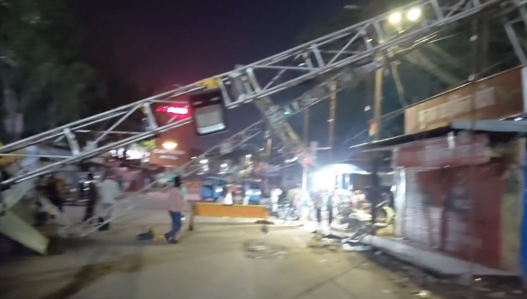 Damoh: Iron Structure Collapses While Dismantling Ganesh Pandal, Panic Ensues; Major Accident Averted
