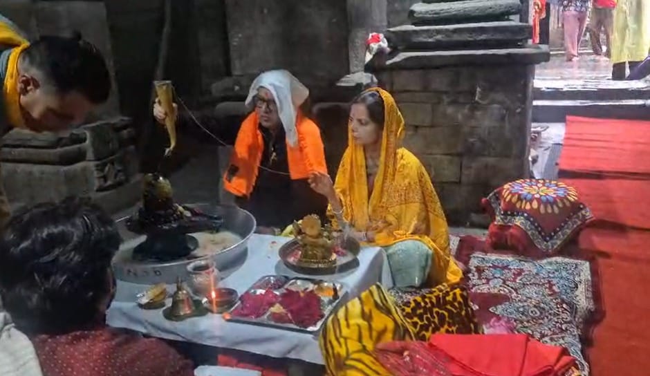 Supreme Court judge offered prayers at Jageshwar Dham.