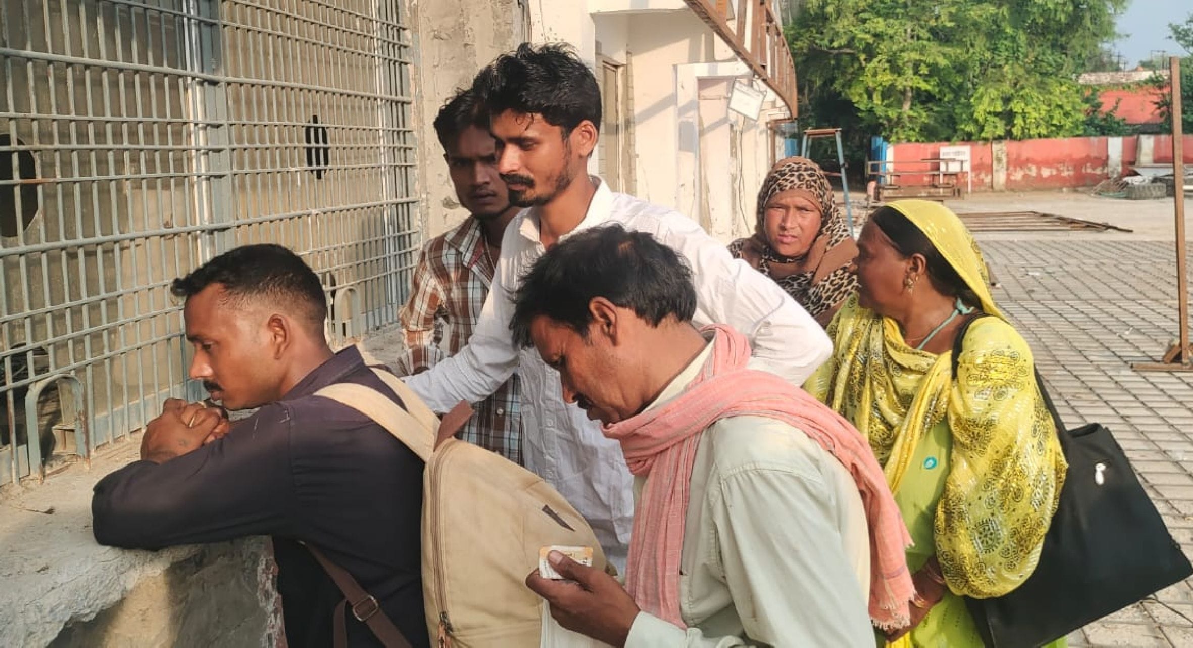 जगदीशपुर के निहालगढ़ रेलवे स्टेशन स्थित टिकट काउंटर पर खड़े लोग। संवाद