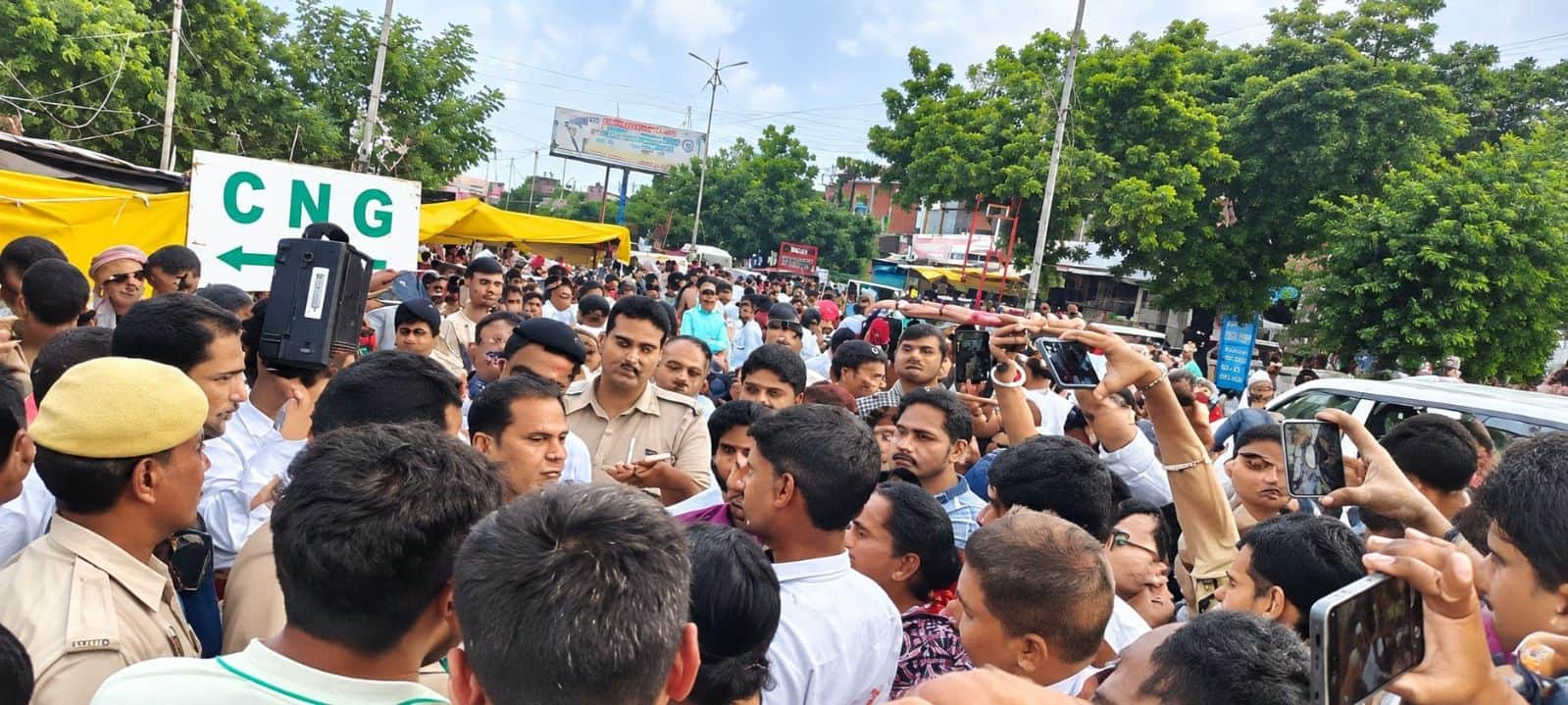 जिला अस्पताल-गदनखेड़ा मार्ग पर जाम लगाए लोगों को समझाते एसडीएम। संवाद
