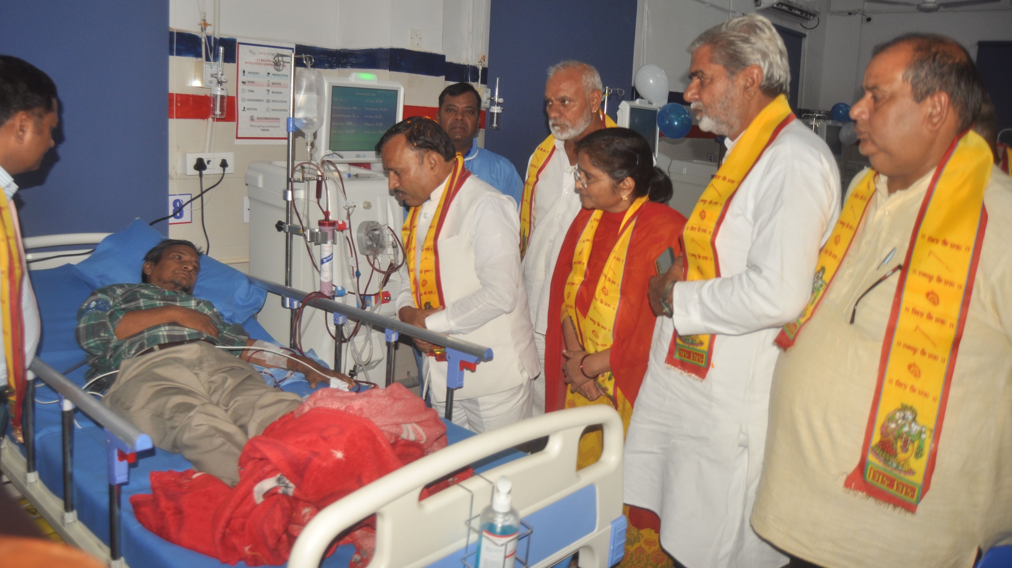जिला अस्पताल में बने डायलिसिस सेंटर में मरीज से जानकारी करते विधायक विजयपाल आढ़ती। संवाद