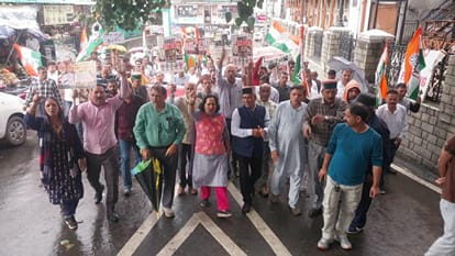 जिला कांग्रेस कमेटी के कार्यकर्ता व नेता धरना प्रदर्शन के दौरान नारे बाजी करते हुए। संवाद