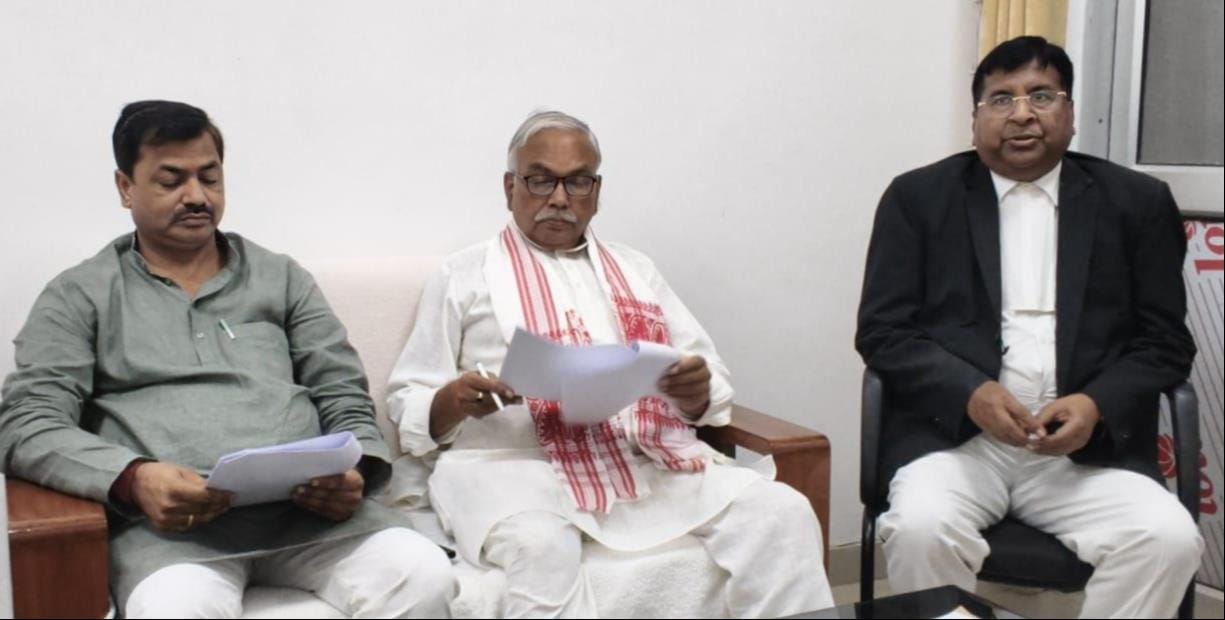 जिला पंचायत में जानकारी देते जिपं अध्यक्ष घनश्याम मिश्र, भाजपा जिलाध्यक्ष अकबाल बहादुर तिवारी व