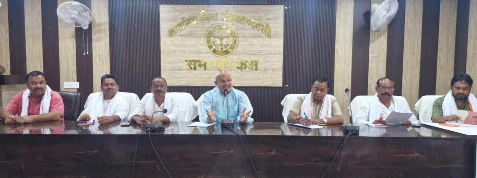  जिला पंचायत सभागार में बैठक करते भाजपाई