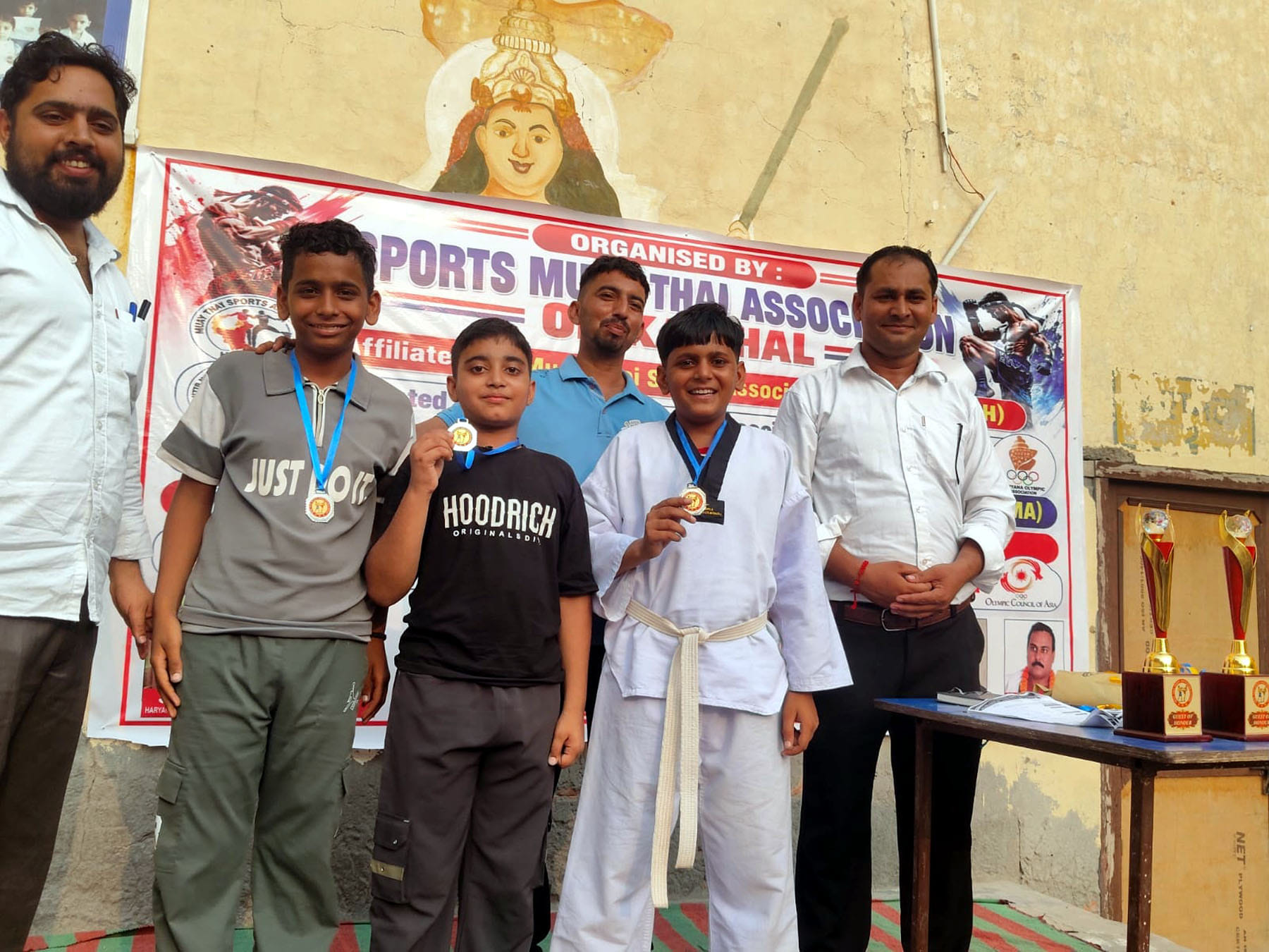 जिला स्तरीय मुआथाई प्रतियोगिता में अव्वल रहने वाले खिलाड़ियों को सम्मानित करते आयोजक। विज्ञप्ति