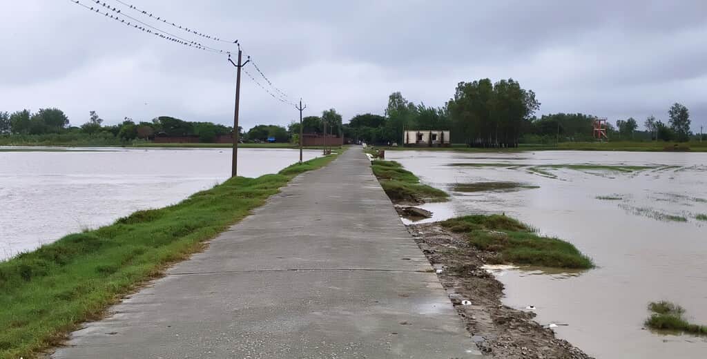 Rising water levels in the Ramganga and Bahgul rivers are causing distress to residents of riverside villages.