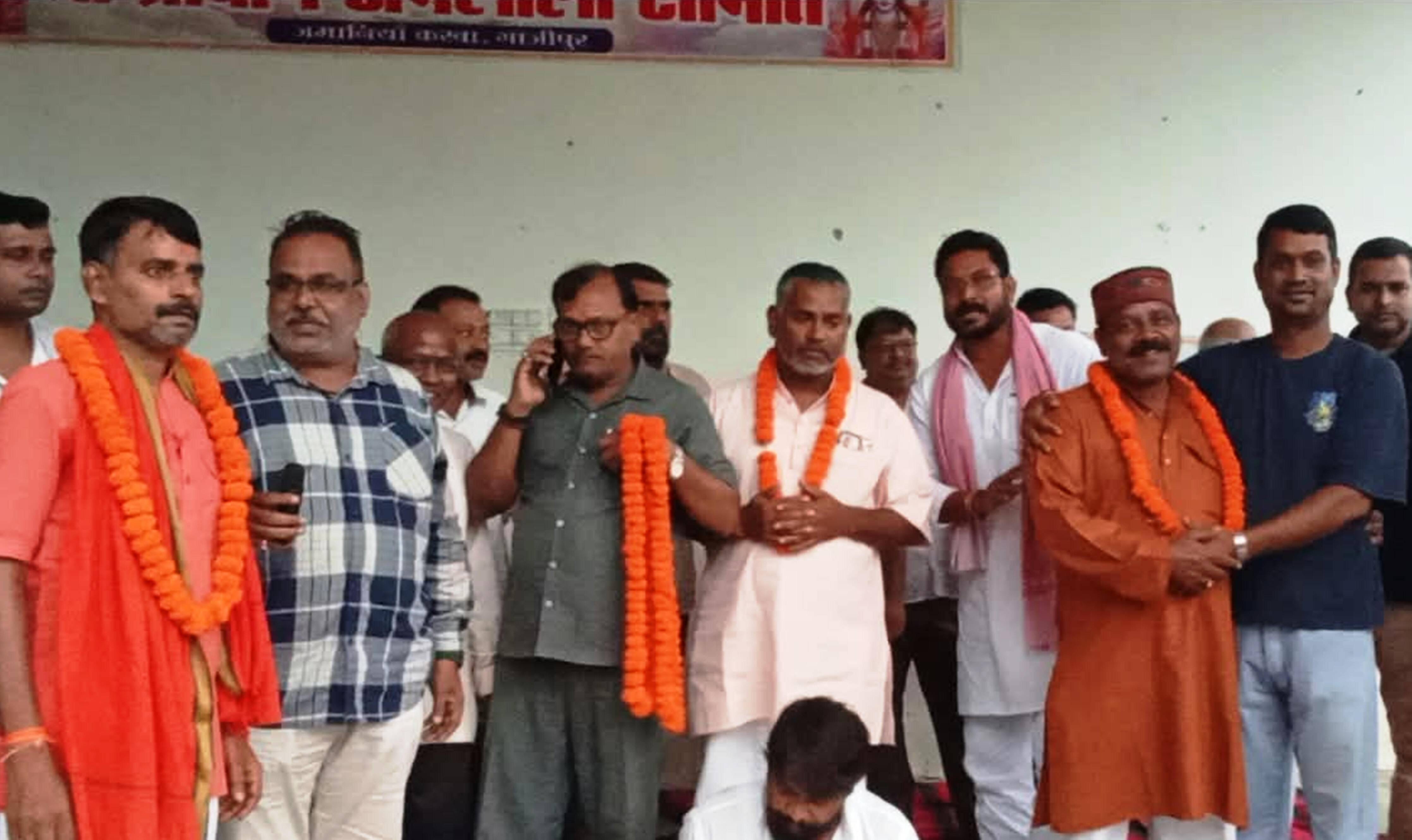 जमानिया नगर स्थित बलुआ घाट के रामलीला मंच पर सर्वसम्मति से चयनित पदाधिकारीगण। संवाद