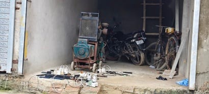जनरेटर के सहारे चार्ज होते मोबाइल
